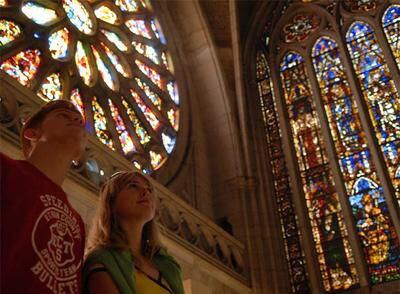 Una plataforma de restauración a 14 metros de altura permite ver por primera vez las vidrieras de la catedral de León a una distancia mínima.