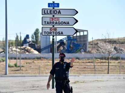 Un 'mosso', en un control a la entrada de la comarca leridana del Segrià.