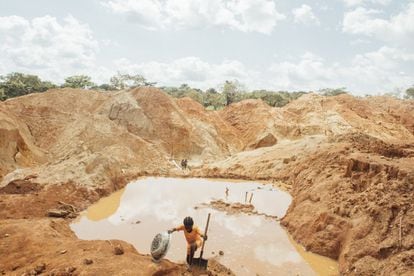 Mina artesanal de Beke Route, en el este de Camerún. Como Yassa, esta es otra localidad surgida por y para la actividad minera. Aquí también trabajan niños, y aquí existen los mismos problemas que en la de Amina: faltan certificados de nacimiento, faltan oportunidades laborales decentes para los padres, faltan escuelas y maestros para los niños, faltan centros de salud e infraestructuras básicas de agua y saneamiento. 