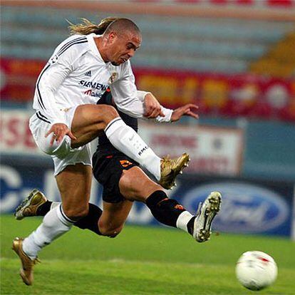 Ronaldo lucha por el balón con el jugador del Roma Philippe Mexes.