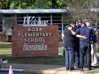 Un grupo de personas se reúne en la Escuela Primaria Robb, escenario de un tiroteo masivo en Uvalde, Texas,