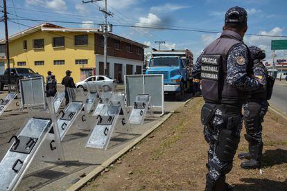 La policía protege una oficina del comité nacional electoral, en Barinas, la semana pasada.