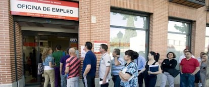 Un grupo de personas hace cola en una oficina de empleo en Alcalá de Henares.