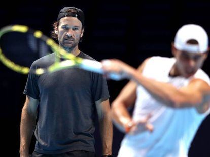 Moyà observa a Nadal durante un entrenamiento en Londres.