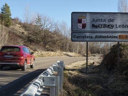 Carretera de León en la que se ha borrado el nombre de Castilla de un cartel de la Junta.
