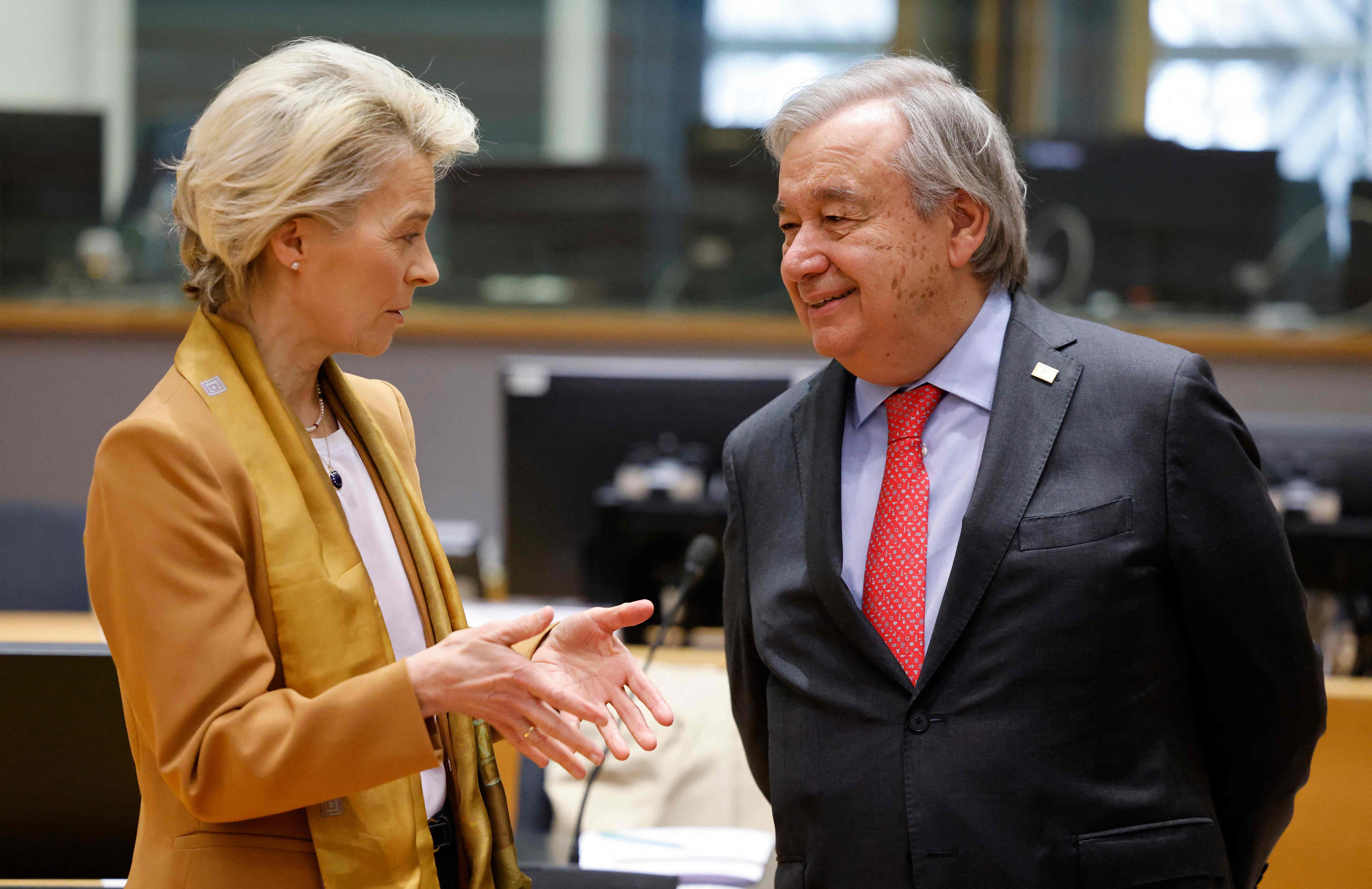 La presidenta de la Comisión Europea, Ursula von der Leyen, y el secretario general de la ONU, António Guterres, este jueves en la cumbre de los Veintisiete en Bruselas.