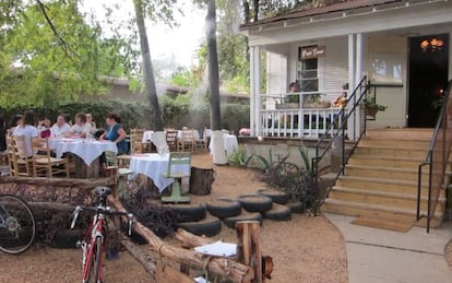 Terraza de la cantina mexicana Papi Tino’s, en Austin (Texas).