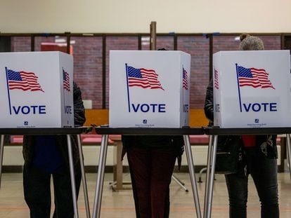 Varios votantes, en un colegio electoral de Detroit, Michigan.