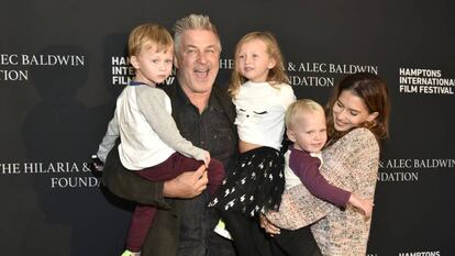 Alec Baldwin y su esposa Hilaria, con tres de sus hijos el 6 de octubre de 2021 en el festival de cine de los Hamptons, Nueva York.