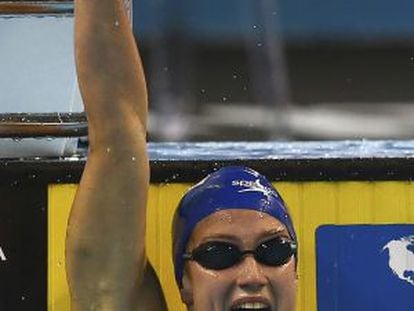 Mireia Belmonte celebra su récord del mundo en lso 200 metros mariposa en los Mundiales de Doha.