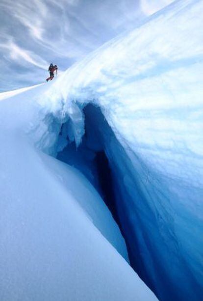 Una de las profundas grietas del monte Scott en la Antártida.