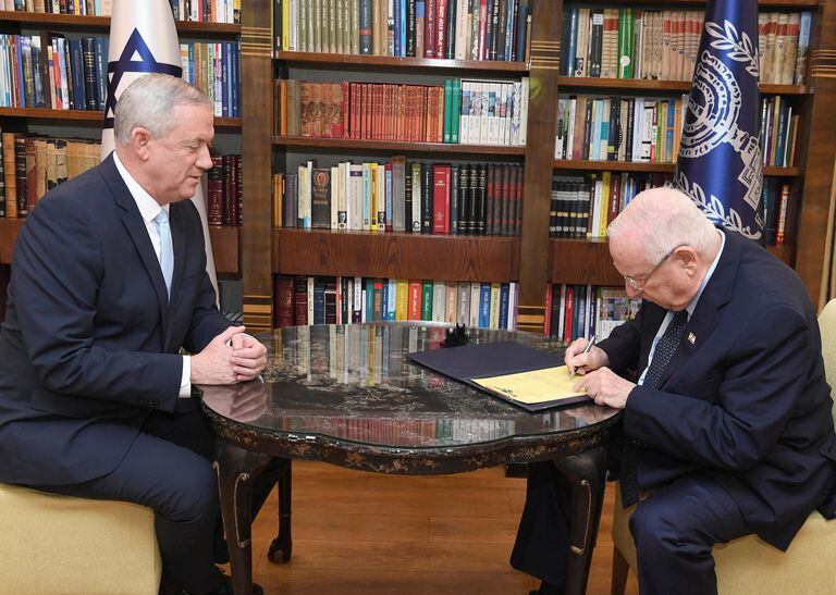 El presidente israelí, Reuven Rivlin, otorga a Benny Gantz el encargo de formar Gobierno, el lunes en Jerusalén.