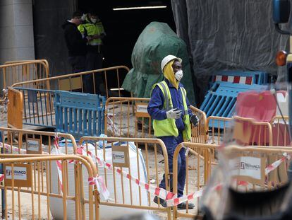 Un obrero protegido con mascarilla en una obra en Madrid el pasado 27 de marzo.