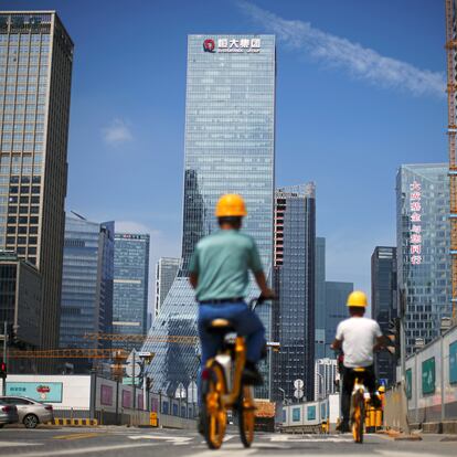 La sede de la promotora Evergrande, al fondo, en la ciudad china de Shenzhen.