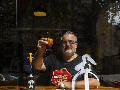 Jordi Miralles, propietario de la vermutería Sr. Vermuth, en su establecimiento. 