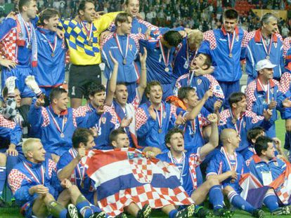 La selecci&oacute;n croata celebra su tercer puesto en el Mundial de Francia 1998.