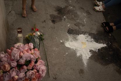 Flores y veladoras en una esquina de la colonia Manuel Cavazos Lerma, donde la madrugada del domingo cinco jóvenes murieron presuntamente a manos de militares.