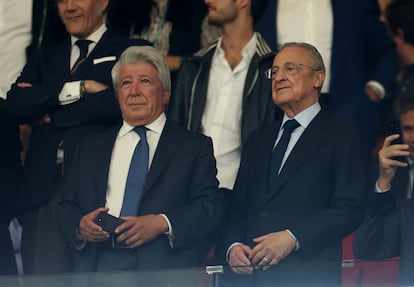 Enrique Cerezo, presidente del Atlético de Madrid, y Florentino Pérez, del Real Madrid, en el palco de autoridades.