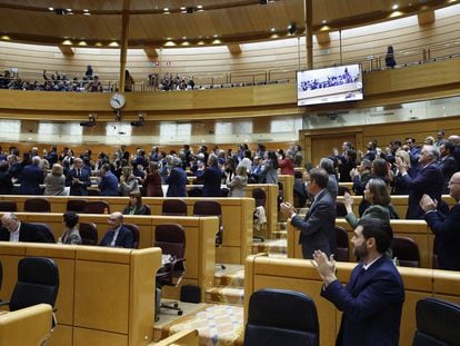 Diputados y diputadas aplauden al final del pleno del Congreso, este martes.