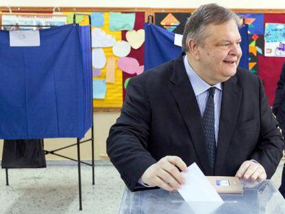 El líder del PASOK, Evánguelos Venizelos, deposita su voto.
