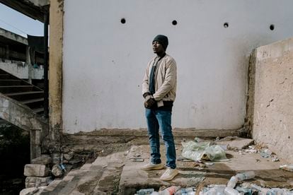 Otman Abderahim tiene 23 años y es de Darfur (Sudán). Escapó de su país hace 10 meses huyendo de la guerra. Asegura que su familia sigue sin saber si está vivo, ya que la policía marroquí le destrozó el teléfono el pasado 24 de junio, mientras intentaba saltar la valla fronteriza de Melilla (España). Aquel día, murieron al menos 23 personas. Este es su testimonio: “En pocos meses he visto cosas que no pensaba que nunca viviría. Vi morir a mucha gente en Melilla. La prensa decía que alrededor de unas 30, pero todos sabemos que, aquel día, murieron más de 100 personas entre Nador y Melilla. Desde ese día todo ha empeorado. Estamos en una situación límite. No tenemos comida, es imposible encontrar trabajo y solo podemos mantenernos por la caridad de los vecinos. Aquí no estamos bien mirados por parte de la sociedad. No estamos seguros aquí. Hemos pedido de todas las maneras posibles que nos trasladen a un país seguro, ya que Marruecos, para nosotros, no lo es”.