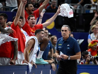 Sergio Scariolo, con el banquillo español celebrando de fondo, durante la final entre España y Francia del Eurobasket 2022.