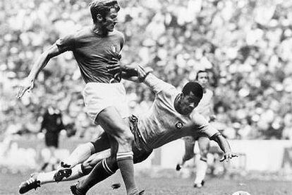 Facchetti se interpone a Jairzinho y sale con el balón jugado durante la final del Mundial de México en 1970.