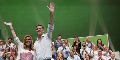 Susana Diaz y Pedro Sanchez, durante el mitin celebrado este mi&eacute;rcoles en Alcala de Guada&iacute;ra (Sevilla).