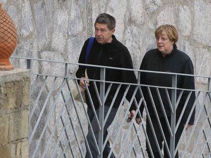 Angela Merkel camina el sábado con su esposo, Joachim Sauer, durante sus vacaciones en el sur de Italia.