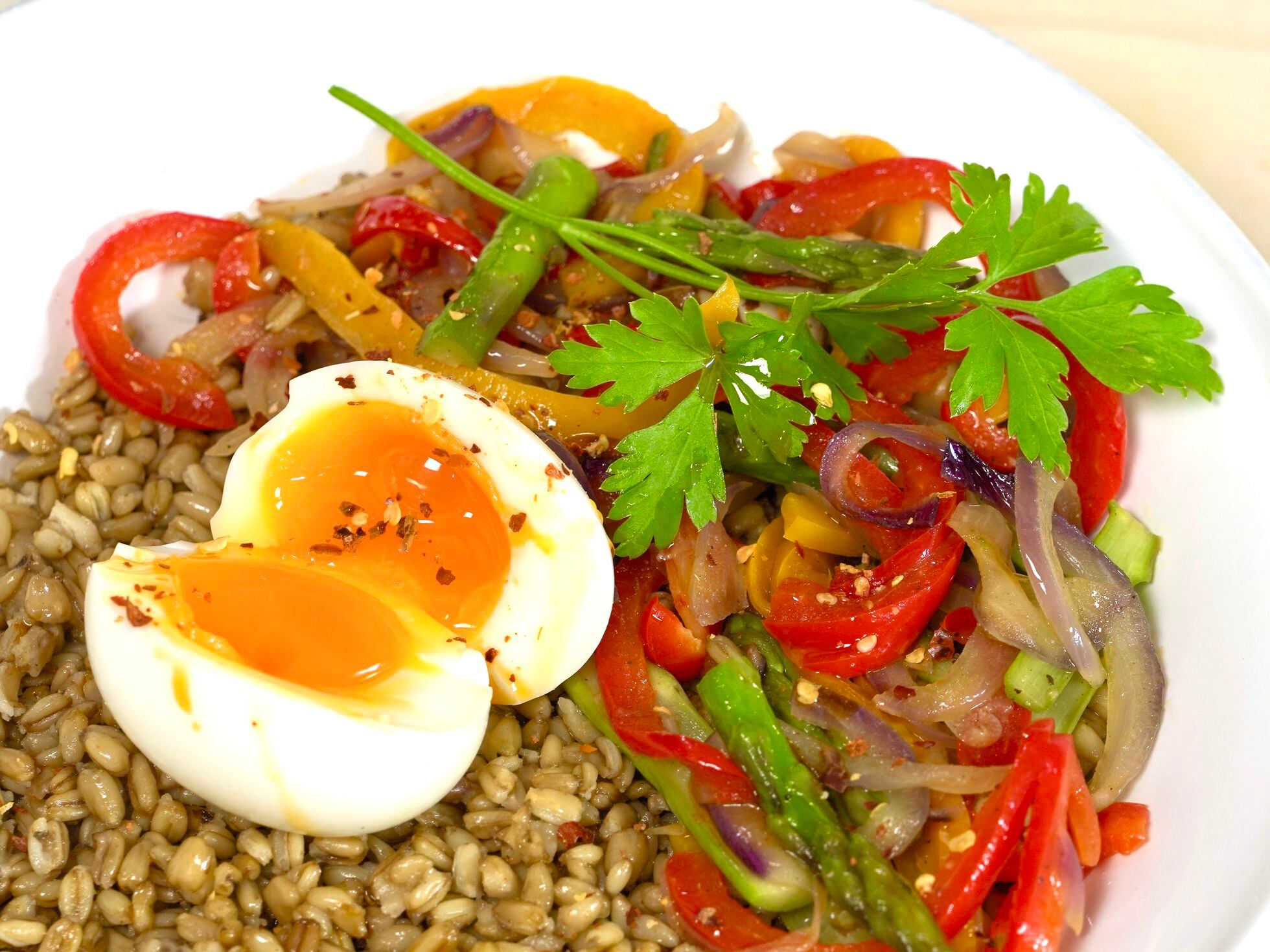 Bowl de avena con verduras salteadas y huevo | Recetas a tu bowl | El  Comidista | EL PAÍS