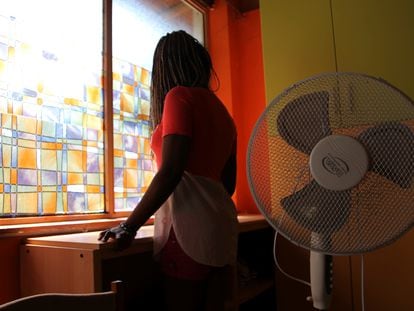 Una exprostituta, en un centro de apoyo social para niñas víctimas de trata en Catania (Italia).