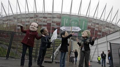 Protestas contra los l&iacute;deres mundiales en la Cumbre del Clima de Varsovia.