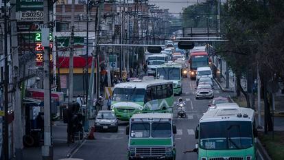 El trafico en la Av. Ignacio Zaragoza, durante la contingencia ambiental más reciente en Ciudad de México, el 4 de mayo de 2022.
