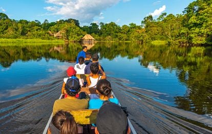 Canoa con turistas en uno de los ríos del parque nacional Yasuní, en el Oriente ecuatoriano. 