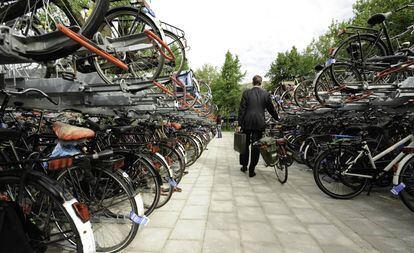 Aparcamiento para bicis gratuito en la estación central de Utrecht (Países Bajos), en Smakkelaarsveld.