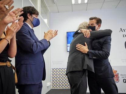 El alcalde de Granada, Luis Salvador, a la derecha, se abraza al edil José Antonio Huertas, este viernes, en la capital andaluza.