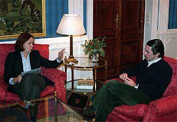 La comisaria europea Loyola de Palacio, durante su entrevista con el presidente José María Aznar.