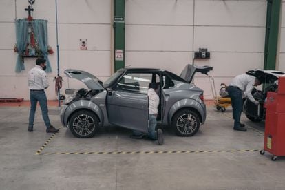 Un automóvil eléctrico de la marca mexicana Zacua durante el proceso de ensamblaje, en la línea de producción de su fábrica en la ciudad de Puebla (México), el pasado 3 de agosto.