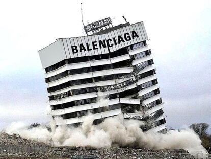 Montaje hecho por Gaetano Didio donde superpone el logo de Balenciaga a la implosión de un edificio.