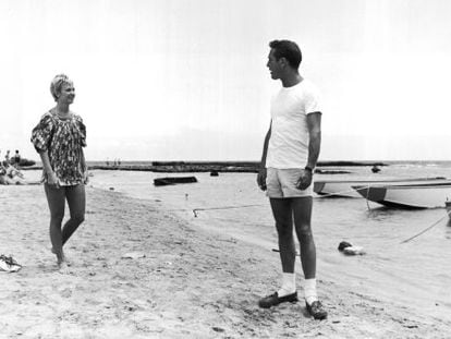 Paul Newman y su mujer Joanne Woodward en la playa de Famagusta, Chipre, en el rodaje de 'Éxodo' (1960). Paul sabe combinar con estilo pantalón corto y zapatos con calcetines.