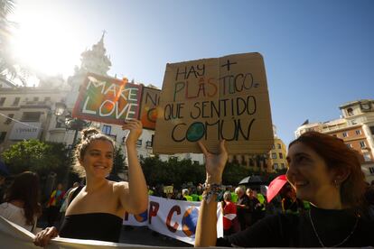 Manifestación contra el cambio climático por las calles de Córdoba (España), este sábado.