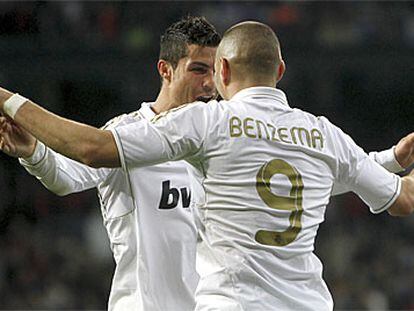 Cristiano y Benzema festejan un tanto.