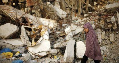 Un ni&ntilde;a palestina, ante una casa destruida por los bombardeos en Gaza.   