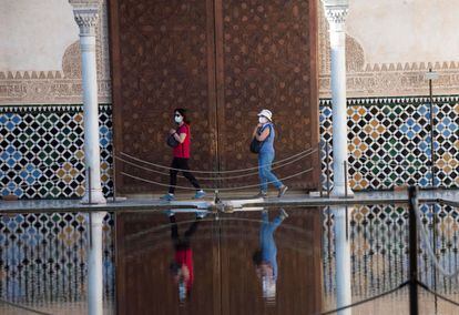 La Alhambra de Granada ha reabierto este miércoles tras 96 días cerrada. Lo ha hecho con un aforo limitado al 50%, la reincorporación del 70% de su plantilla y un nuevo sistema de acceso que busca garantizar la seguridad de los visitantes. 