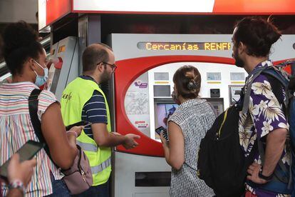 Viajeros compran sus billetes en la estación de Atocha en el primer día de adquisición de los abonos ofrecidos por Renfe, este miércoles.