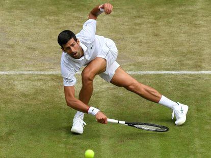 Djokovic golpea de forma acrobática durante el partido contra Hurkacz.
