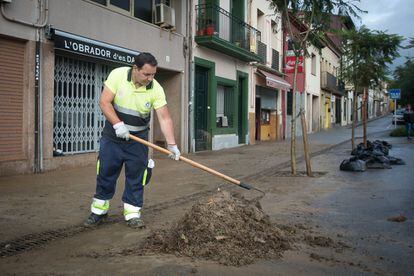 Operaris de la brigada municipal arreglant desperfectes al municipi de Vilassar de Mar.