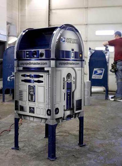 Uno de los buzones con el aspecto de R2D2.