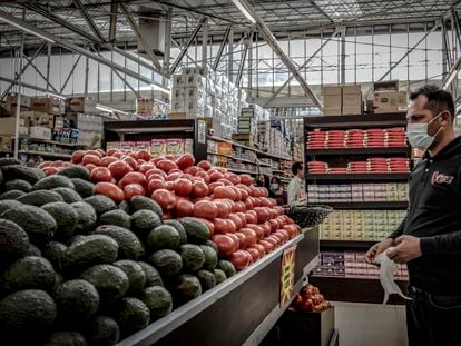 Un hombre compra fruta en un supermercado de Ciudad de México.