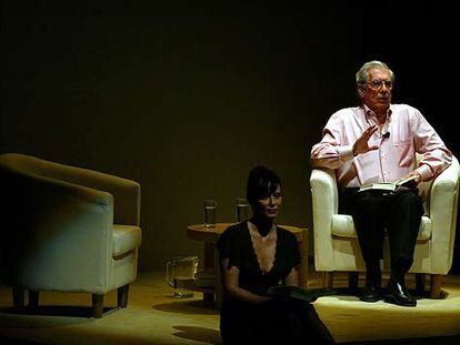 Mario Vargas Llosa y Aitana Sánchez-Gijón, en una escena de <i>La verdad de las mentiras</i>.